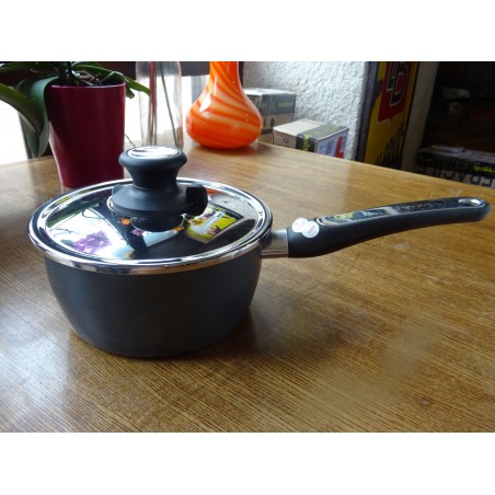 CASSEROLE  TEFAL AVEC COUVERCLE  DIAMETRE 18CM