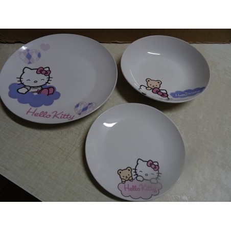 HELLO KITTY  2 ASSIETTES PLATES DIAMETRE 26CM ET 18.50CM + 1 ASSIETTE CREUSE DIAMETRE 20.40CM